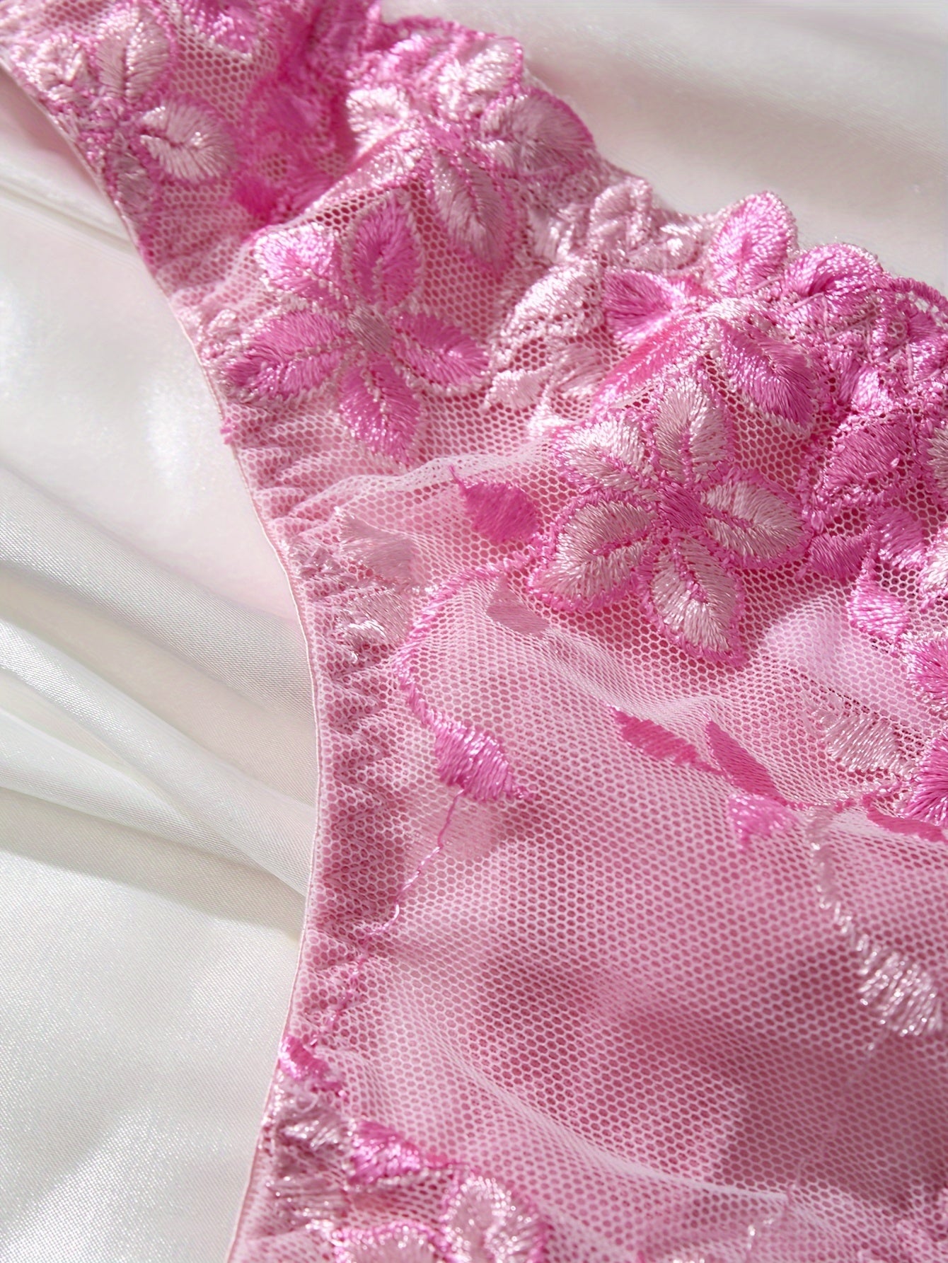 New autumn and winter pink floral embroidered underwear set with comfortable lining, high-quality gathered bra, and mesh panties.