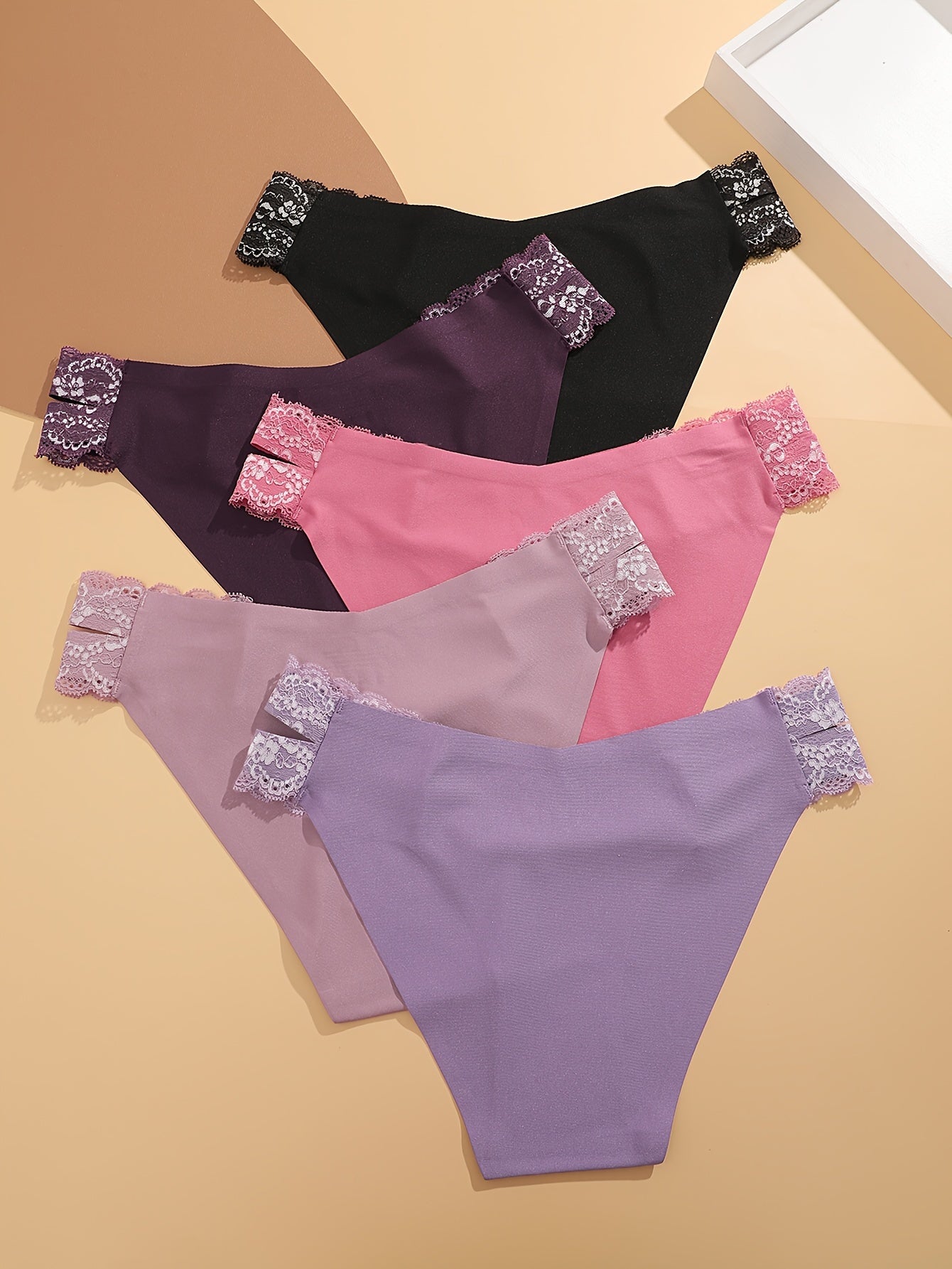 5-pack of low-rise briefs with lace detail, made of polyester, polyamide, and elastane blend knit fabric in solid color, weighing 169 gsm