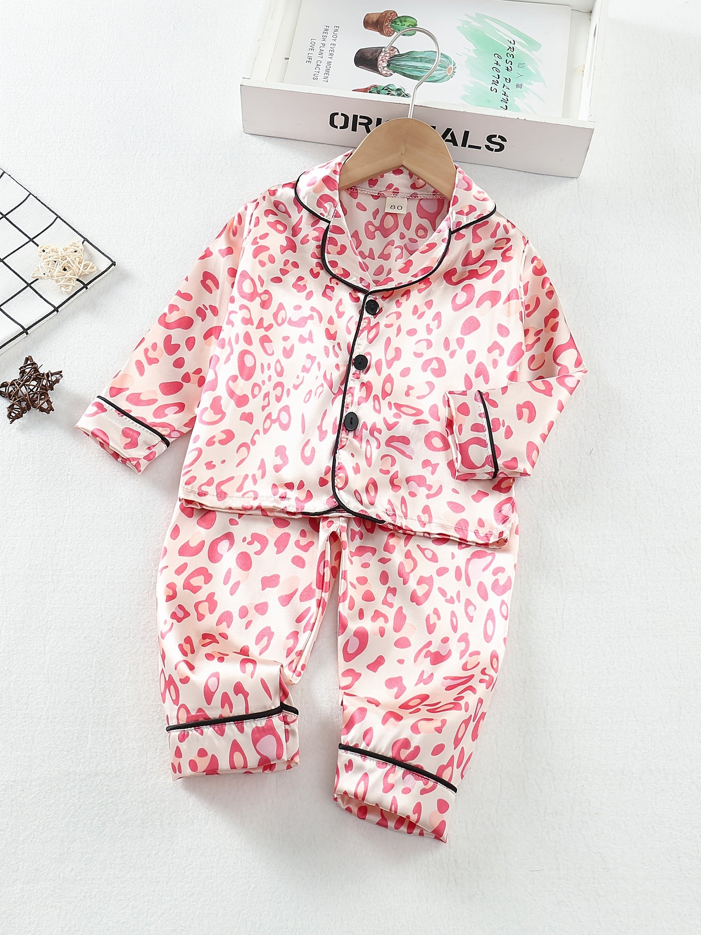 Children's long sleeve leopard print 2-piece outfit.