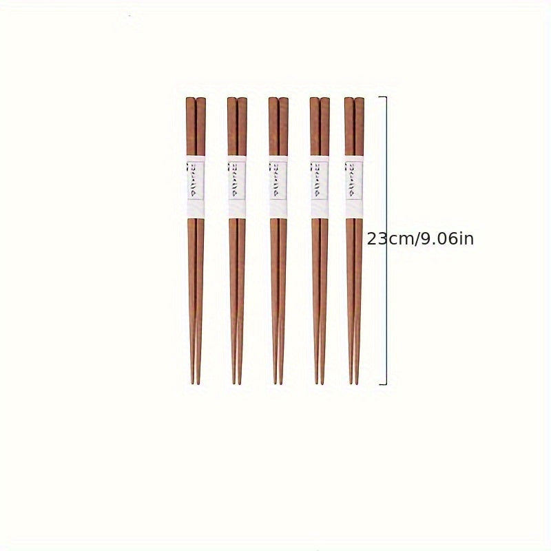 5 pairs of natural wood chopsticks, high-end anti-slip solid wood chopsticks for household use. Traditional Chinese tableware.