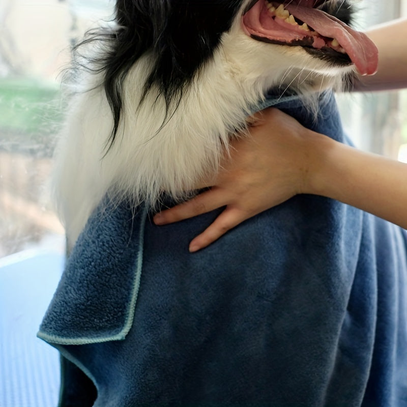 Ultra-absorbent microfiber pet towel - quick dry, soft and cozy for dogs and cats, perfect for bathing and snuggling, also ideal for pet bed warmth.