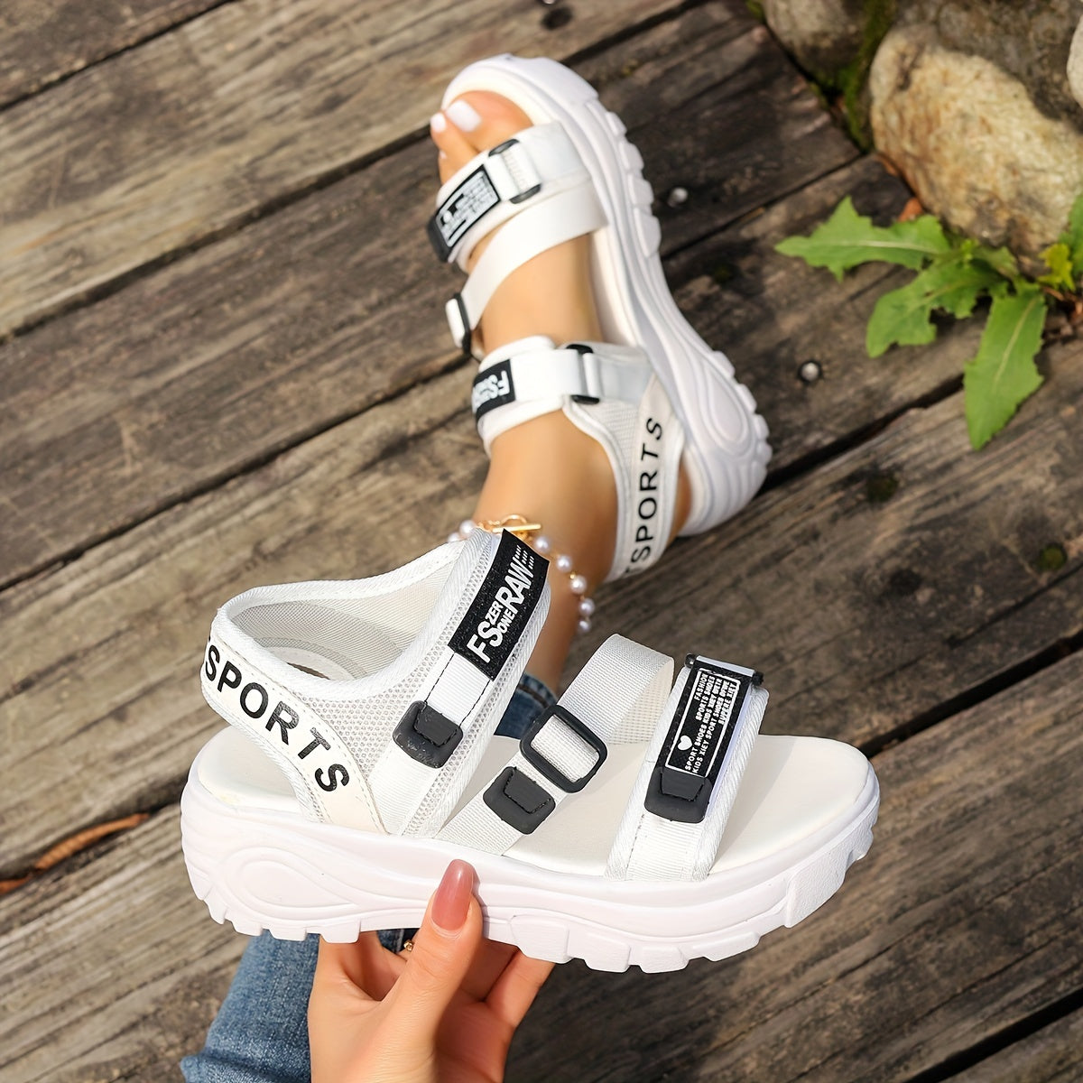 Women's thick sole sports sandals, heightening beach shoes, trendy casual sandals.