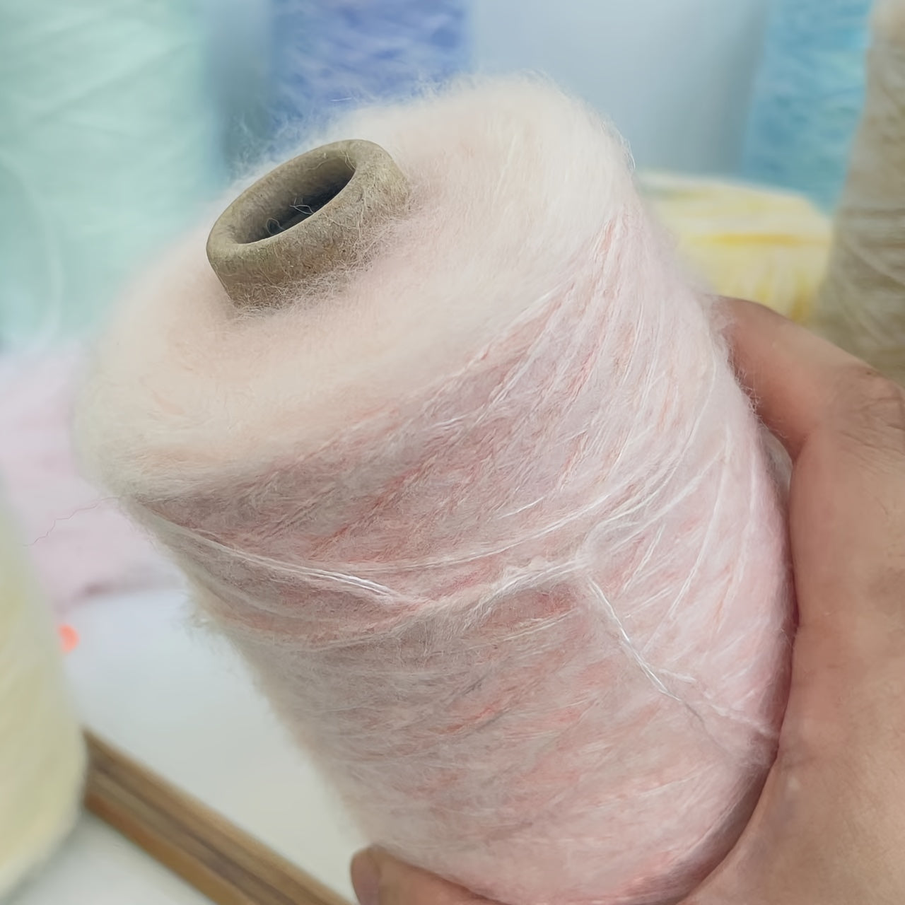 1 barrel 200g 50% mohair soch 50% akril, sviterlar, sharflar, qo'l bilan to'qish, kroşet qilish uchun yumshoq va qulay. Mohair soch, 3 ipli ip, 1mm qalinlikda, qalinligi 6".