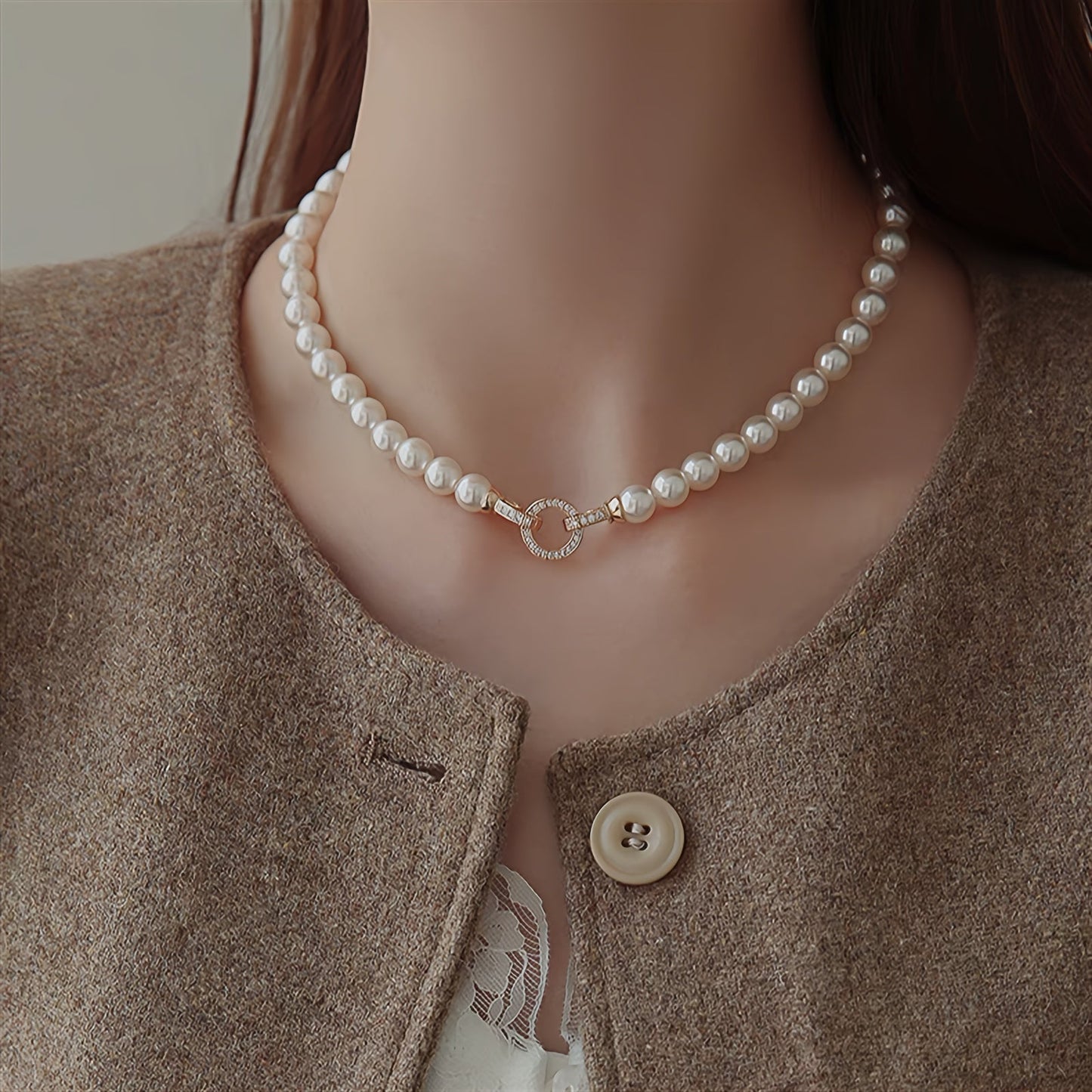 Beautiful and sophisticated freshwater pearl necklace featuring a clasp - a timeless and elegant accessory. Crafted from unadulterated pearls, this piece is both simple and alluring, making it perfect for daily wear or special occasions. A great choice