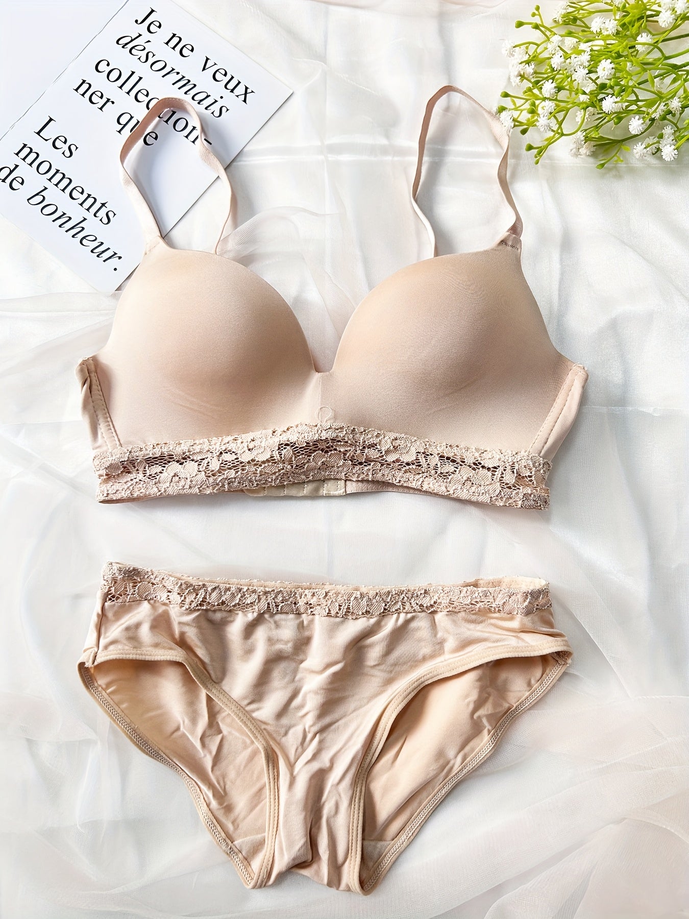 Simple yet elegant lace spliced bra and briefs set for women.