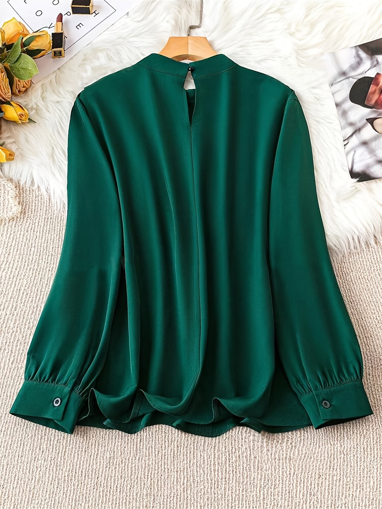 Elegant pleated blouse with crew neck and long sleeves for spring in plus size.