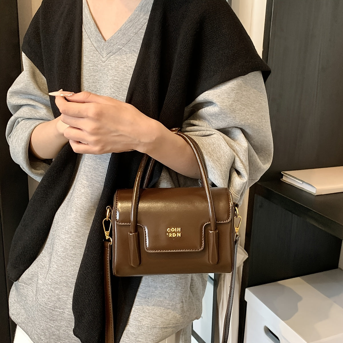 Niche Design Retro Small Square Bag, Casual and Versatile Handbag with Foreign-Style Shoulder Strap, Elegant and Fashionable for Work, Commuting, Shopping, and Dating.