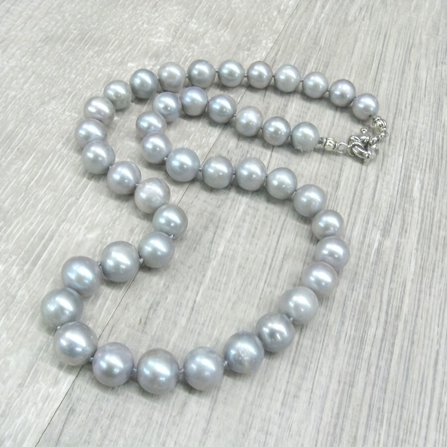 This MYSOYA natural freshwater pearl necklace is handmade with care and features 100% silvery gray pearls. The vintage elegant style and 10-12mm pearls make it a versatile piece of unisex jewelry. It comes in a beautiful gift box, making it the perfect