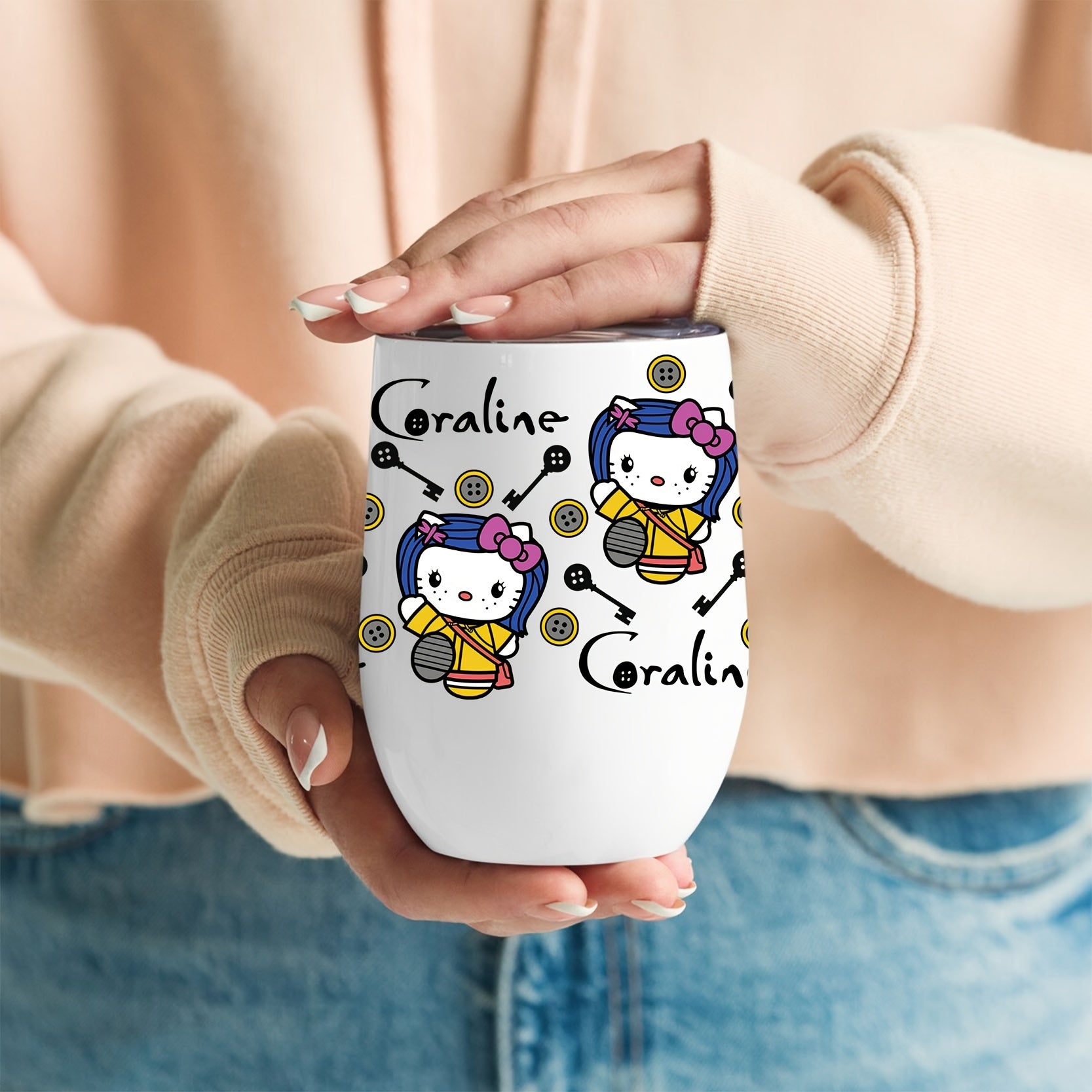 Hello Kitty va Coraline zanglamas po'latdan yasalgan qopqoq bilan 12oz oval suyuqlik o'tkazmaydigan kofe kubogi, faqat qo'lda yuvish, PVCsiz, mukammal Rojdestvo sovg'asi.