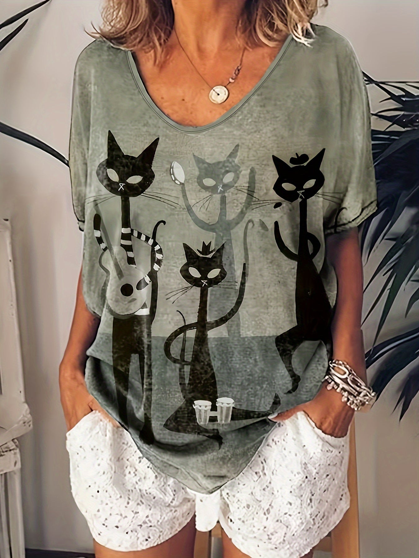 Women's casual cat print t-shirt for spring and summer.