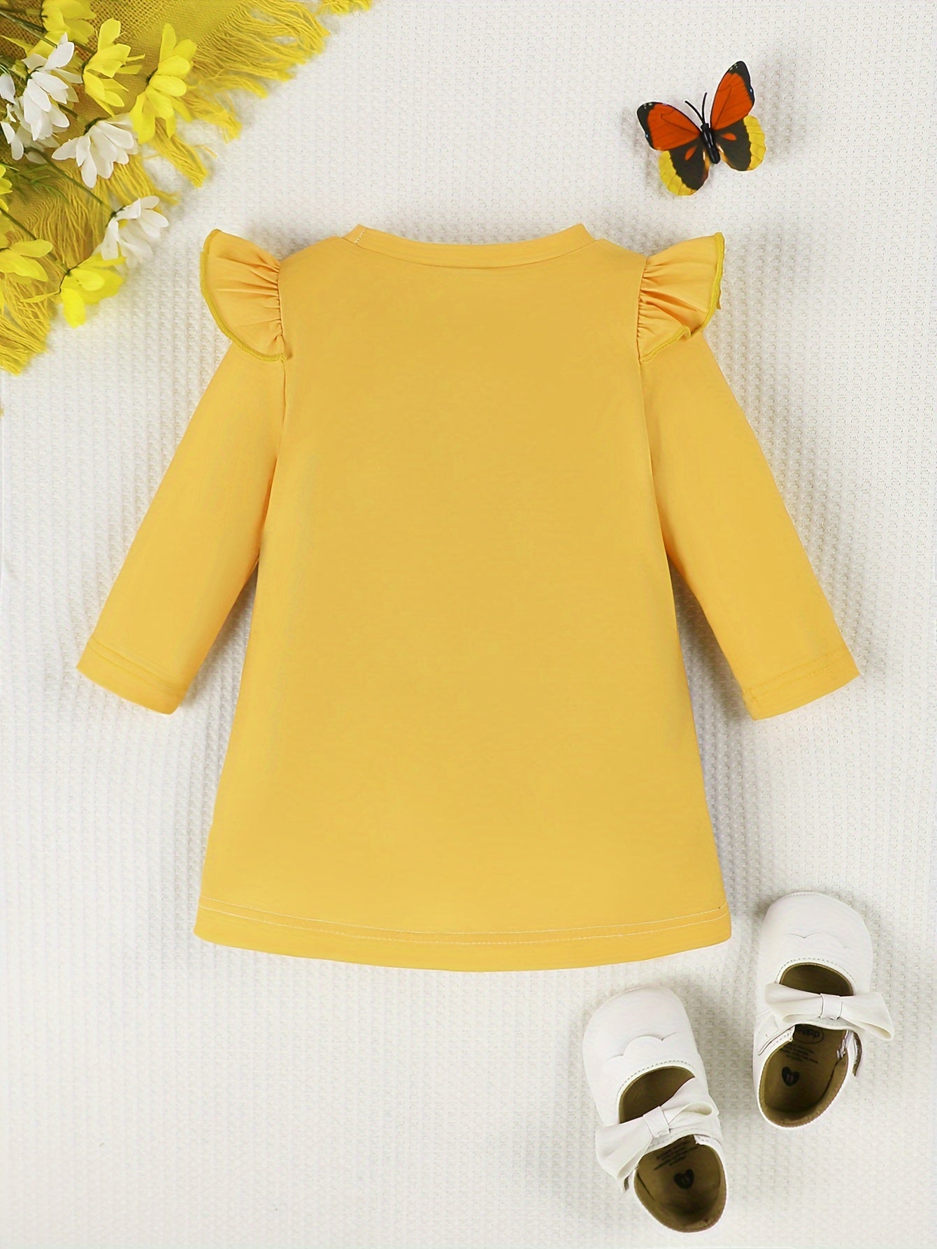 Spring dress for baby girls with lotus leaf sleeves, cute pattern, and flower bee design, both comfortable and fashionable.