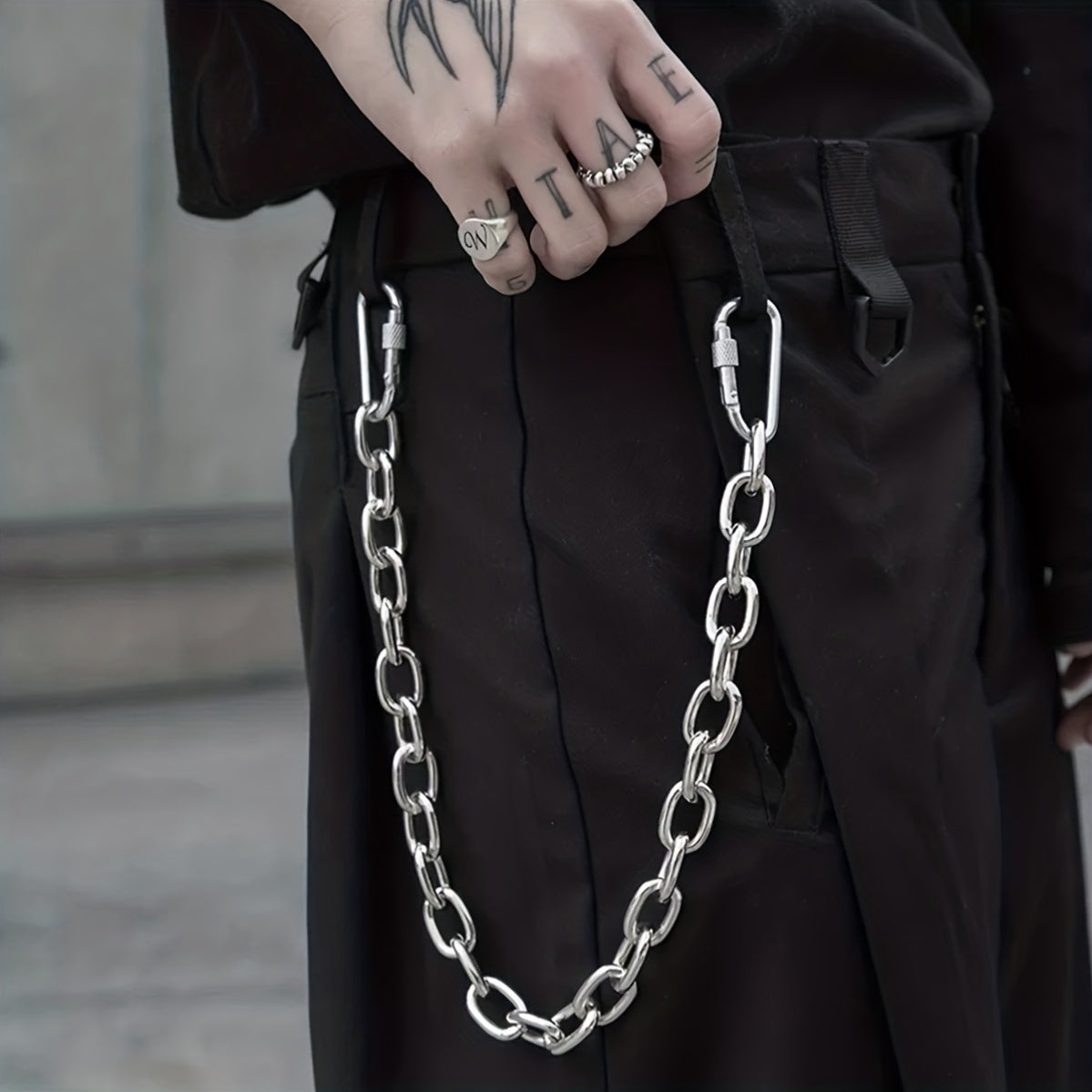 Chunky-designed climbing buckle pants chain that is both stylish and versatile, with a single-layer feature.