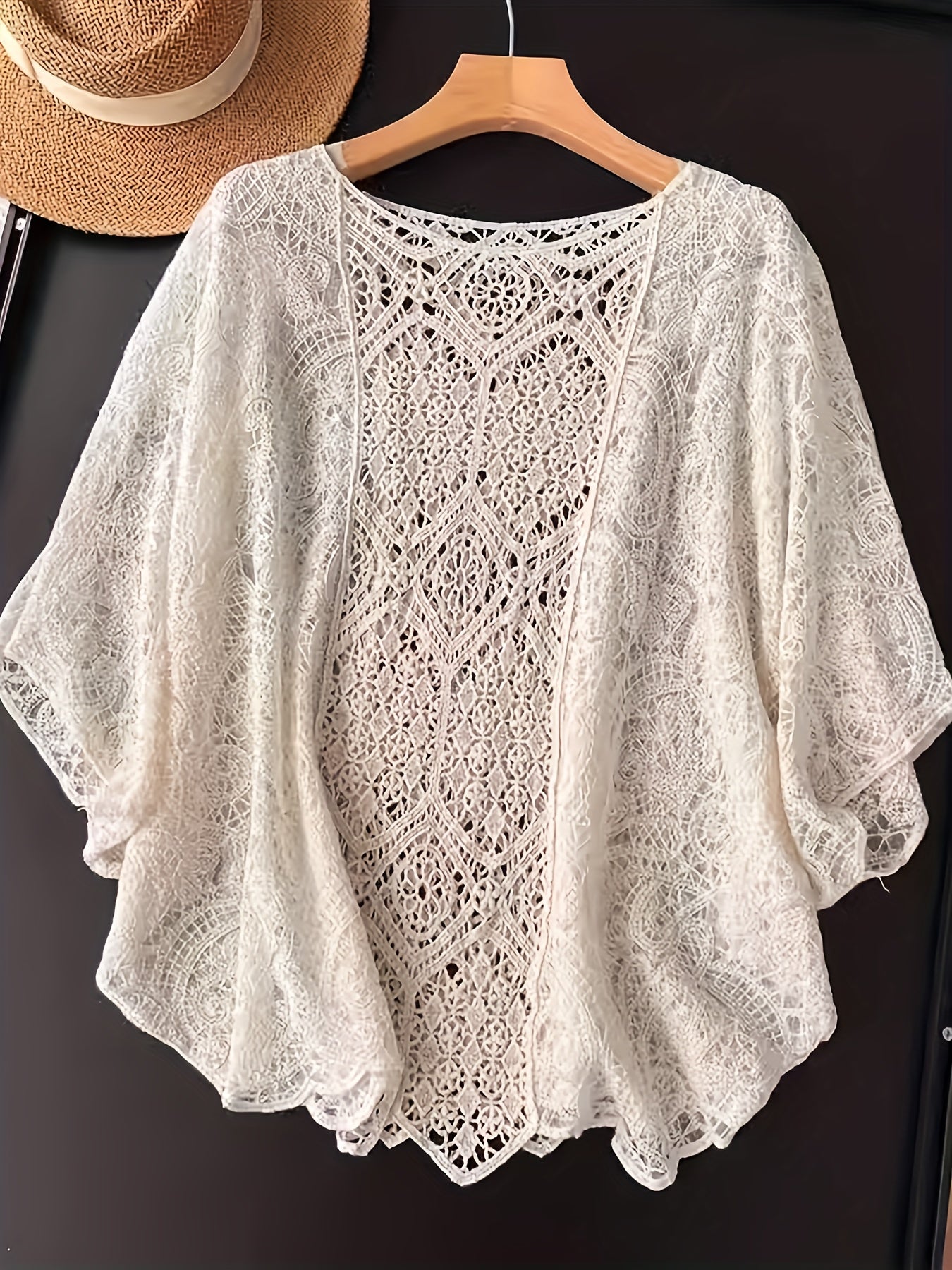 Bohemian embroidered round neck sun-proof smock with five sleeves.