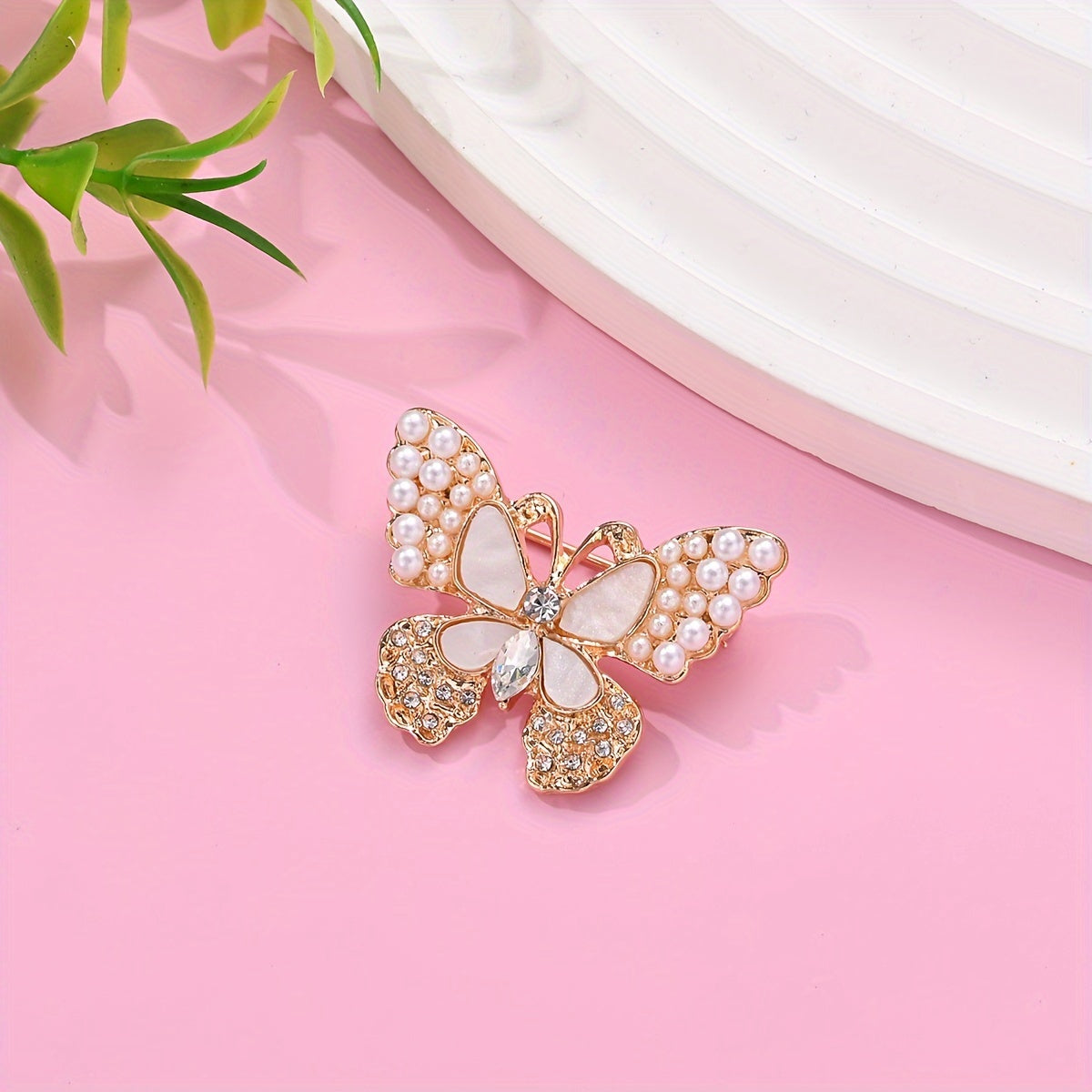 Recommendations for banquet and dinner decorations: A set of 6 high-end alloy brooches with versatile pearl rhinestones, perfect for adding a touch of luxury to any outfit.