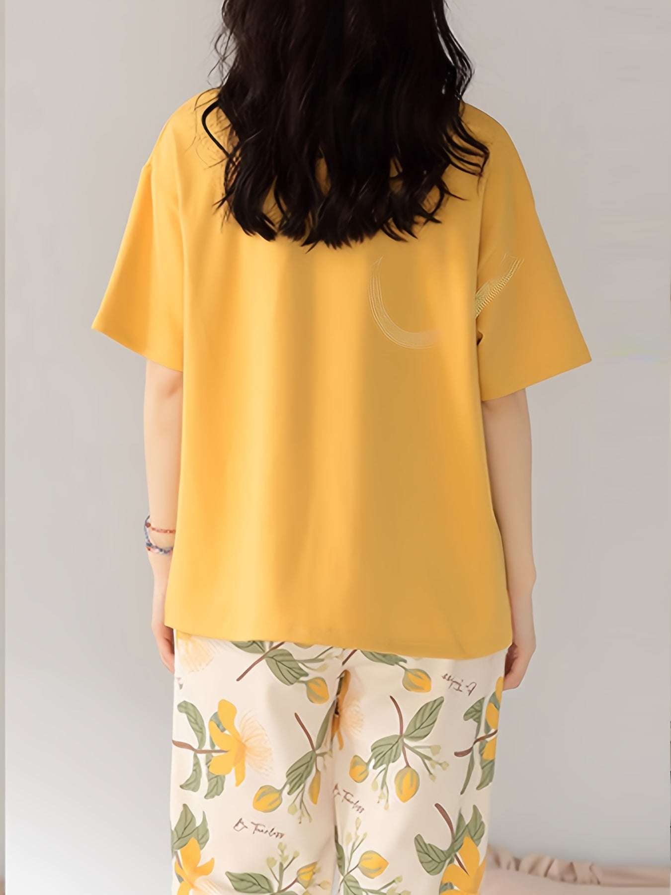 Floral print casual loungewear set for women: short sleeve tee and capri pants for a cozy, relaxed fit at home in summer.