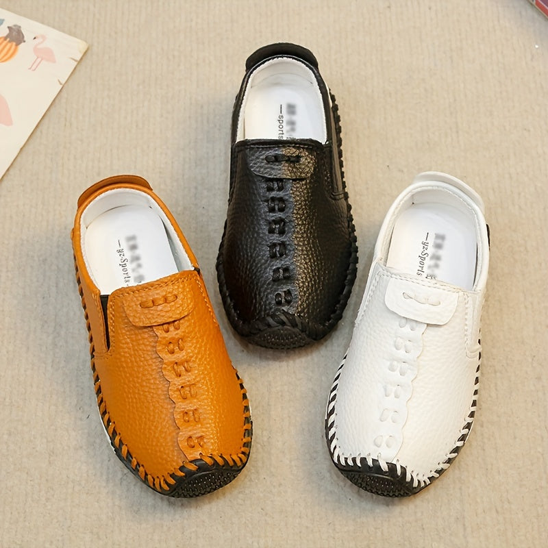 Breathable faux loafers for boys, ideal for spring and autumn. Features stitched details and a comfortable single sole.