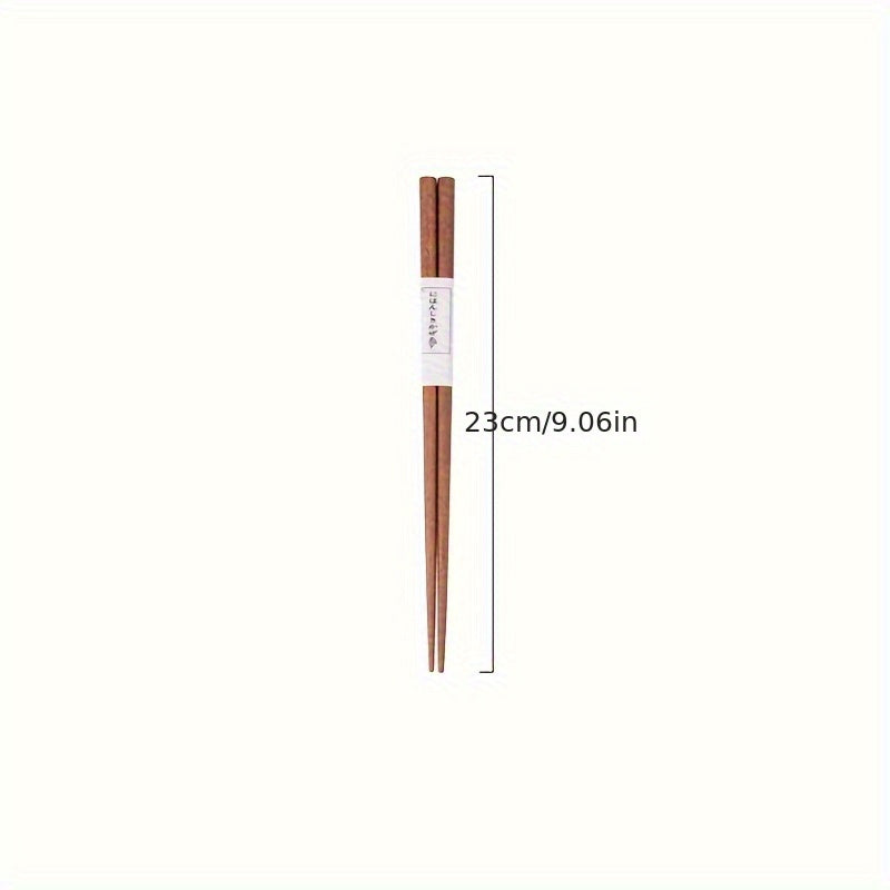 5 pairs of natural wood chopsticks, high-end anti-slip solid wood chopsticks for household use. Traditional Chinese tableware.