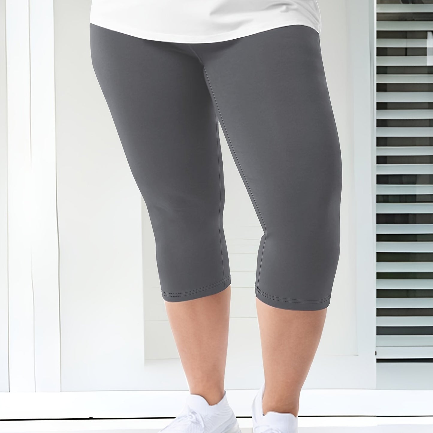 High-waist capri leggings for women in plus sizes, made from stretchy, non-see-through fabric with pockets. Ideal for spring and summer.