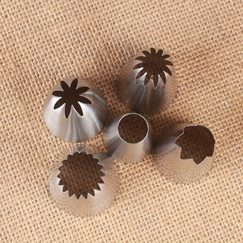 Top-selling set of 5 large flower-shaped piping tips for decorating cakes, biscuits, and other baked goods. Made of durable stainless steel.