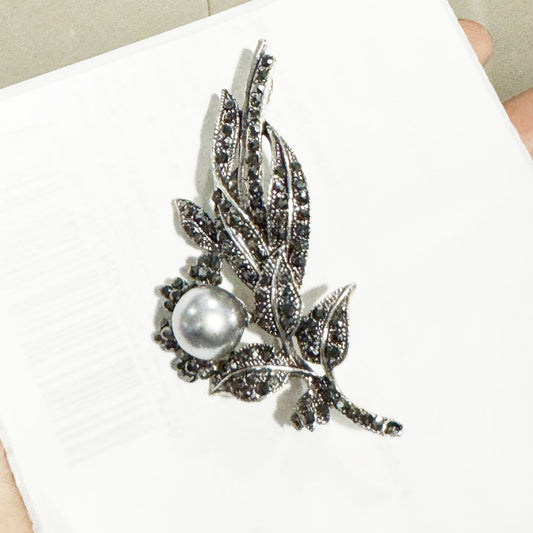 Stylish Vintage Gray Rhinestone Plant Brooch - Fashionable Corsage Accessory for Women, Ideal for Scarves & Jackets