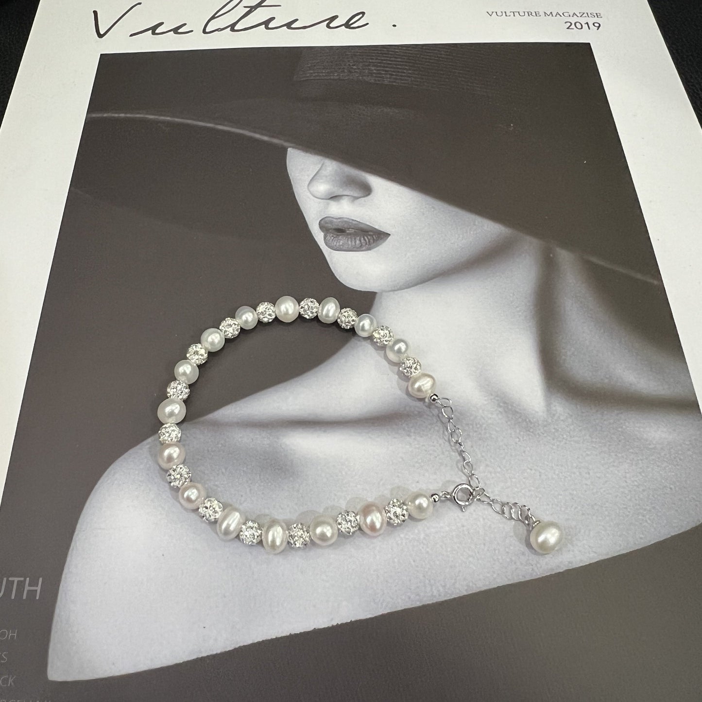 A sophisticated bracelet featuring natural pearls set in 925 sterling silver - the ideal gift for engagements, anniversaries, and Valentine's Day.