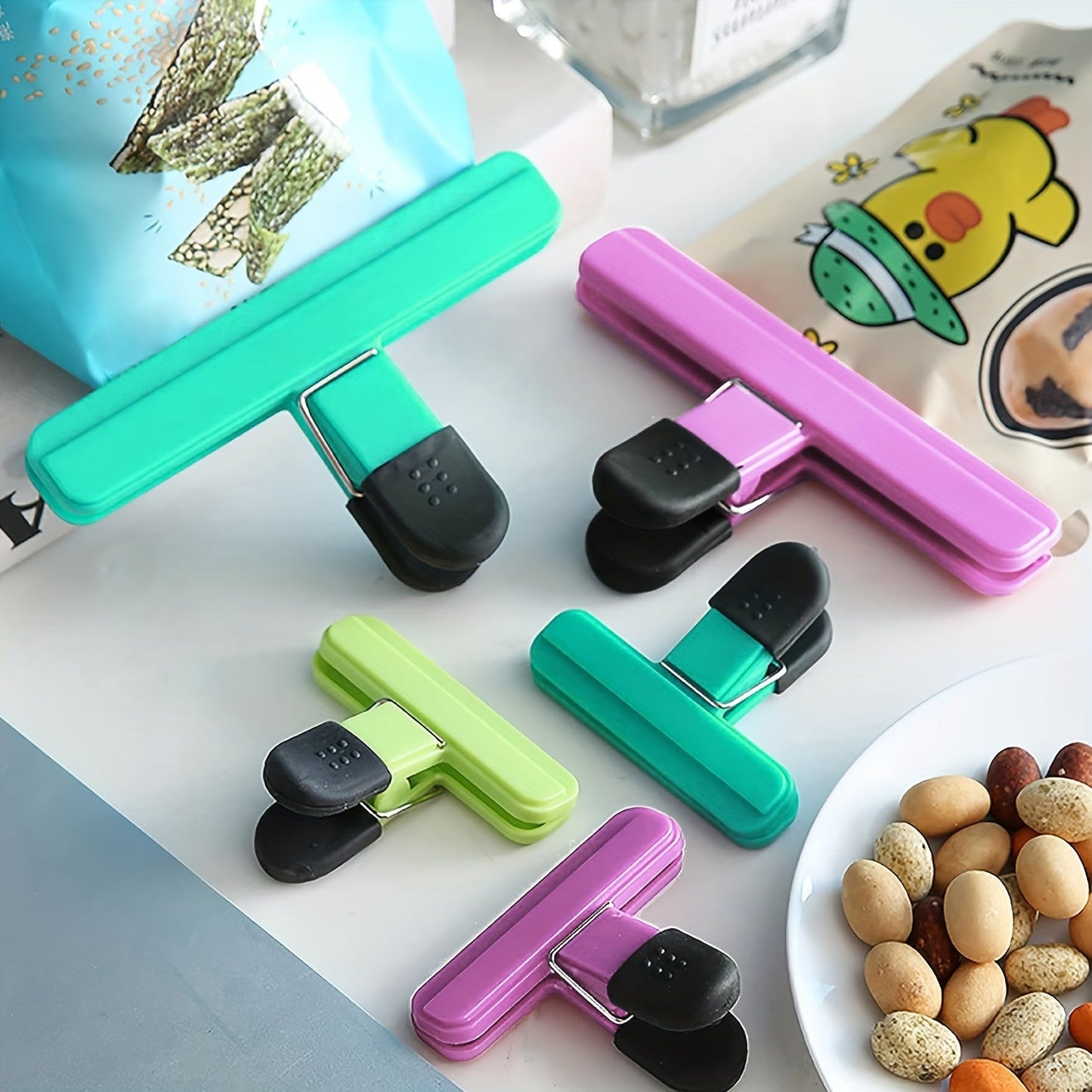 9, 18, or 24 pieces of Large Chip Bag Clips for Food Storage. These heavy-duty plastic clips provide a secure seal for your snacks, coffee, vegetables, and fruit. Perfect for keeping your food fresh in your home kitchen.