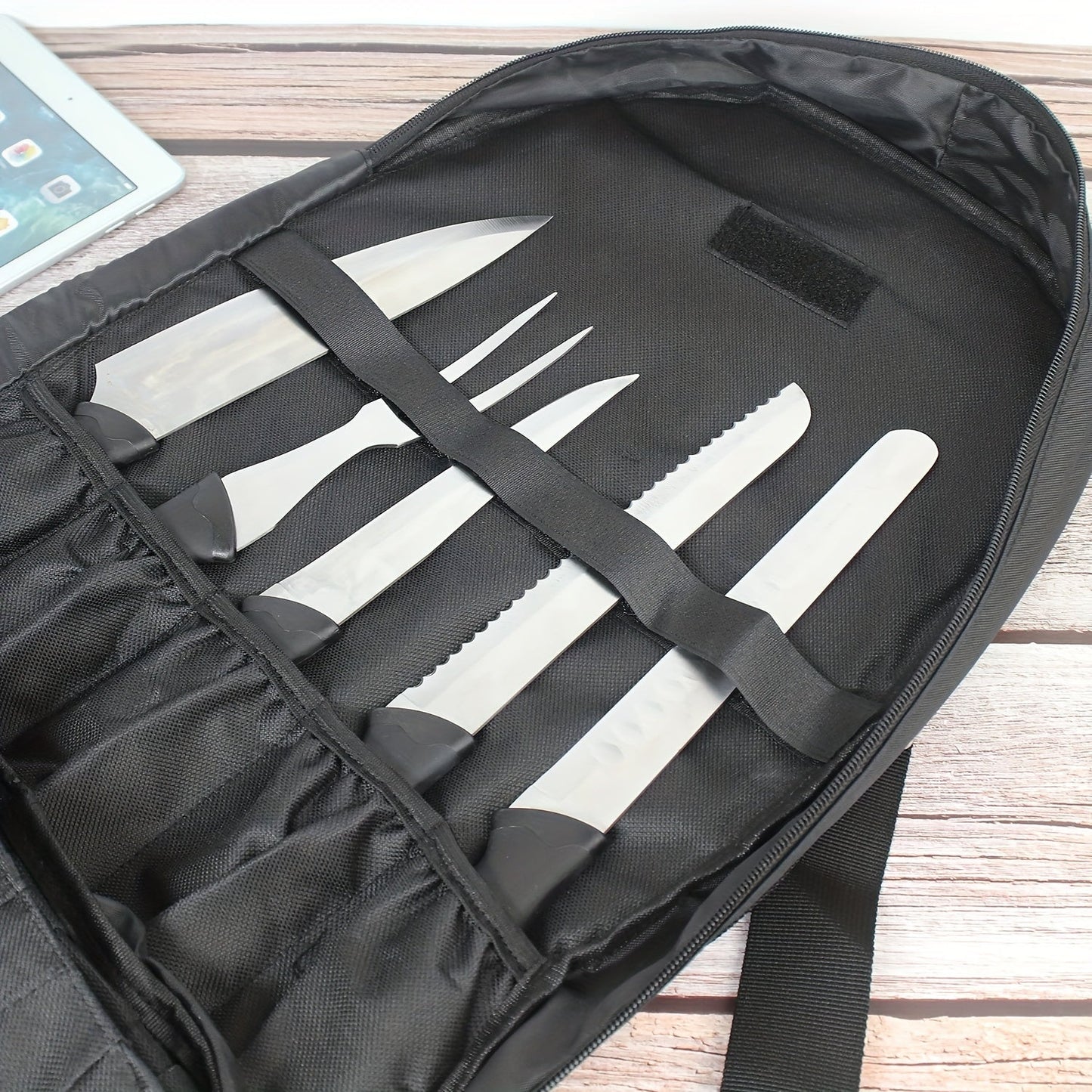 Portable and durable, this 1pc Shoulder Chef Knife Bag is a professional kitchen cooking essential. Complete with secure storage and a cutlery holder, it is perfect for travelling and conveniently storing your kitchen accessories.