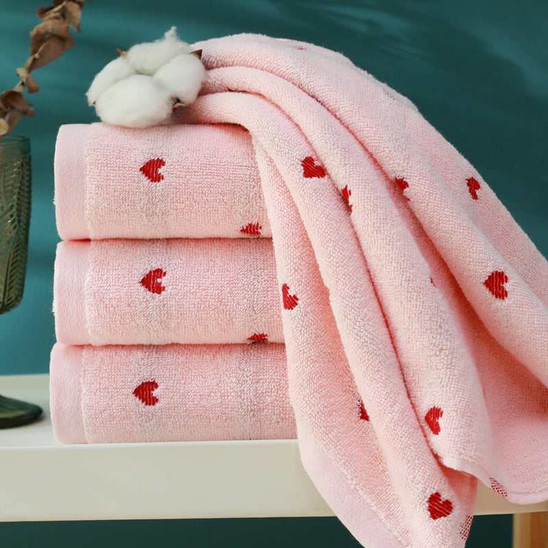 Soft and absorbent heart towel for bathing and washing, perfect for couples. Ideal Valentine's Day gift.