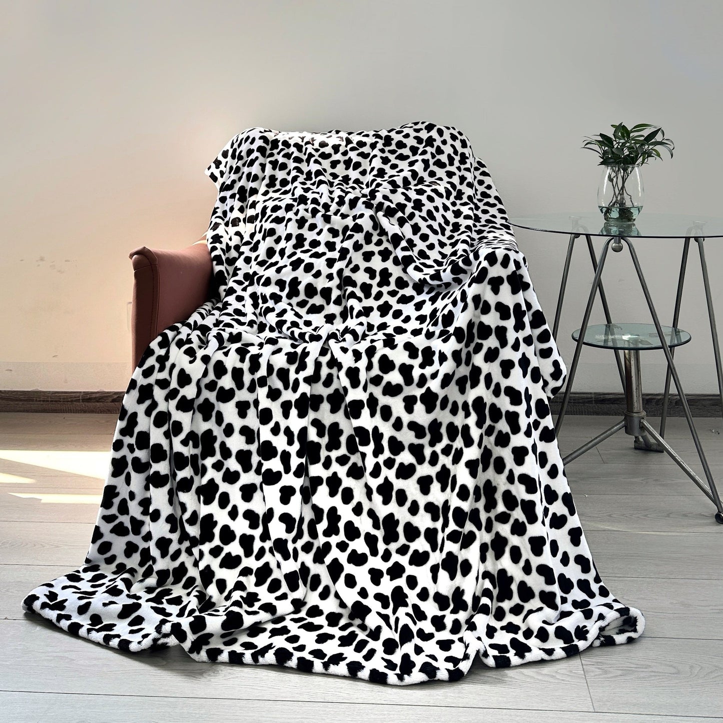 Get cozy with this Cow Printed Flannel Blanket - the perfect gift for a loved one. This double-sided blanket is warm and soft, ideal for snuggling up on the couch, bed, or sofa. It's also great for staying warm while traveling or using as an air