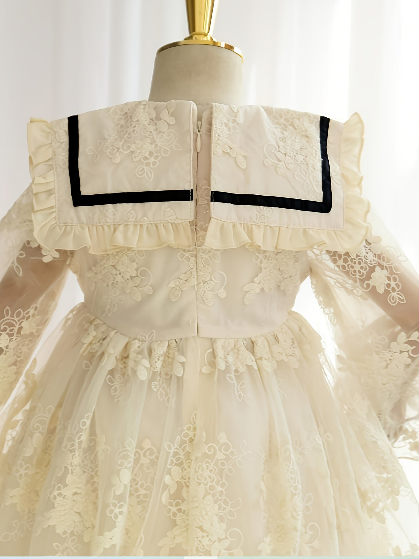 New lace-trimmed princess dress for girls with mesh collar and long sleeves for young children in spring and autumn season.