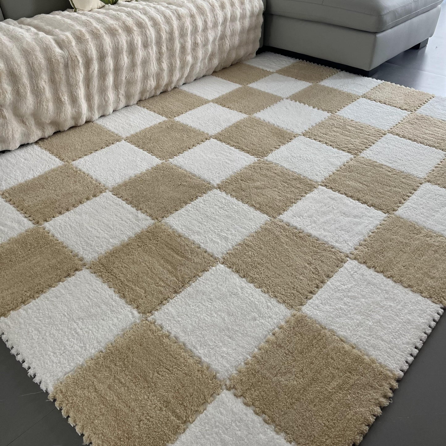 12 pieces of interlocking carpets with a thickened design, perfect for adding a punk-style touch to your bedroom or closet. These rugs are washable for easy maintenance.