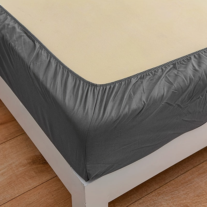 Soft and breathable 1-piece polyester fitted sheet (pillowcase not included) in a solid color. Comfortable and skin-friendly mattress protector suitable for all seasons.