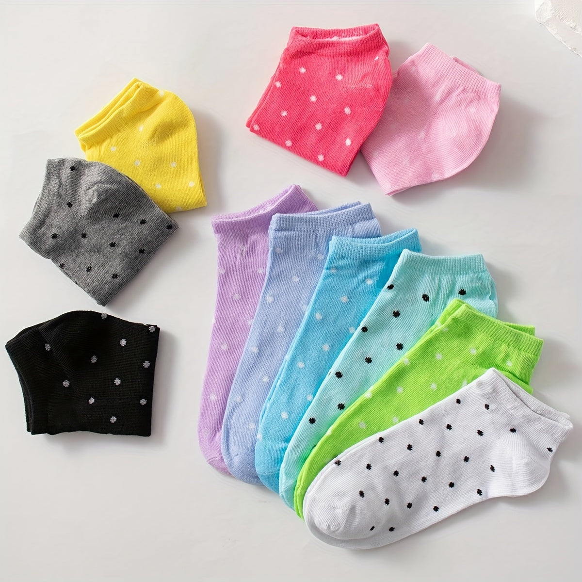 20 pairs of heart print ankle socks in Valentine's Day candy colors for women.