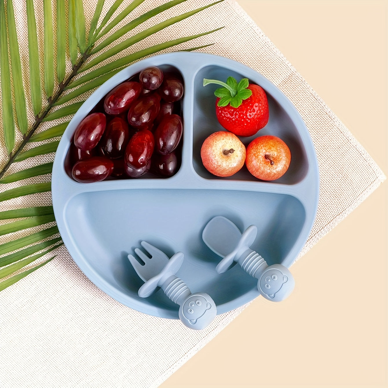 TYRY.HU Silicone Baby Feeding Set includes 3 pieces of essential items: a suction divided plate, utensils, and BPA-free tableware set. Perfect for Baby Led Weaning, this set comes with a spoon and fork, making mealtime enjoyable and mess-free. Ideal for