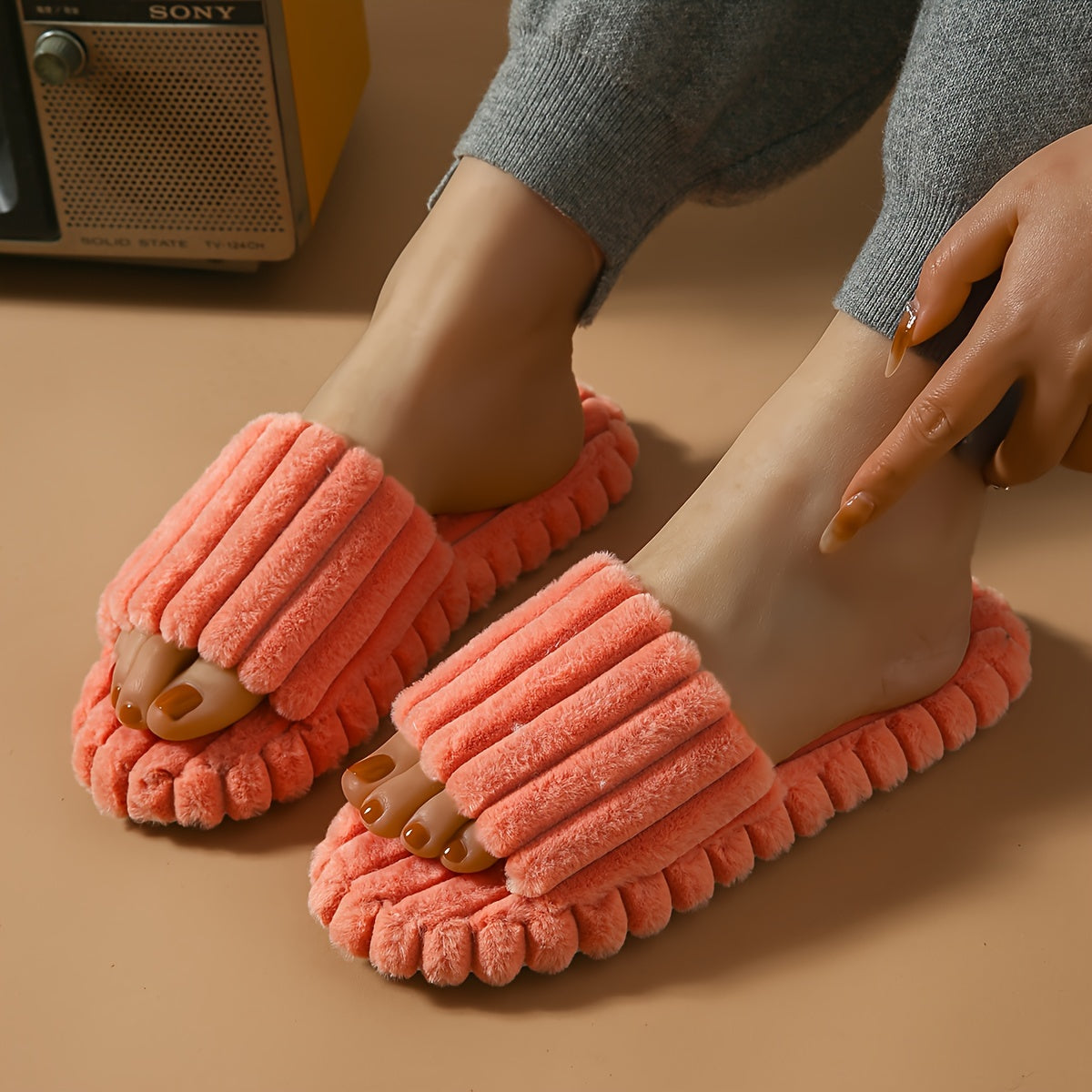 Soft-soled indoor slippers with stripes and open toes for spring and summer.