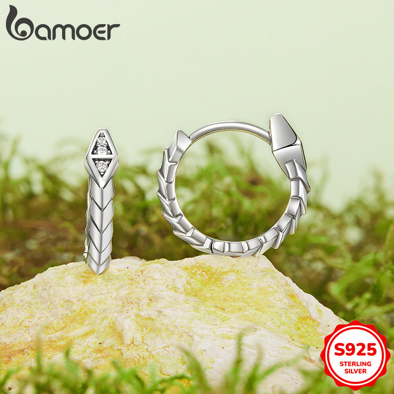 These snake hoop earrings have a vintage Western style, made for women from 925 sterling silver and featuring a cubic zirconia inlay. With a lightweight design of 3.1g, they are ideal for both daily wear and festive occasions. Allergy-friendly and in