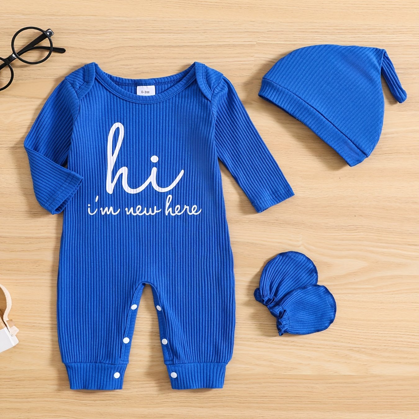 Newborns' "Hi I'm New Here" outfit: long-sleeve romper, hat, and gloves for boys and girls for outdoor wear.