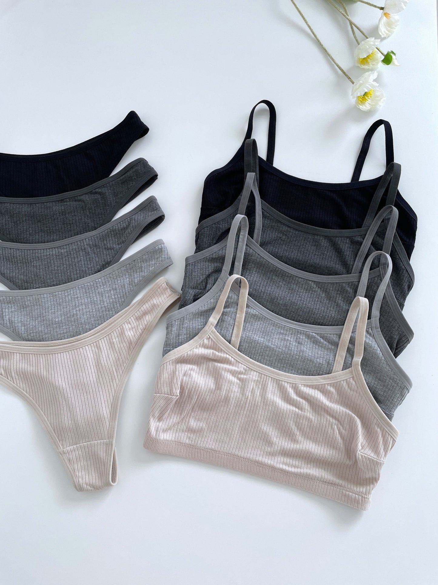 5 sets of autumn and winter threadless underwear featuring comfortable pants and bras for women. High elastic, solid color, fashion, simple, exposed back, sexy, elegant. No pads, braided