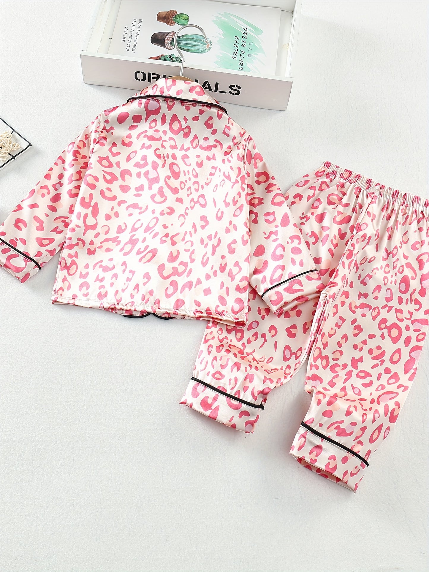 Children's long sleeve leopard print 2-piece outfit.