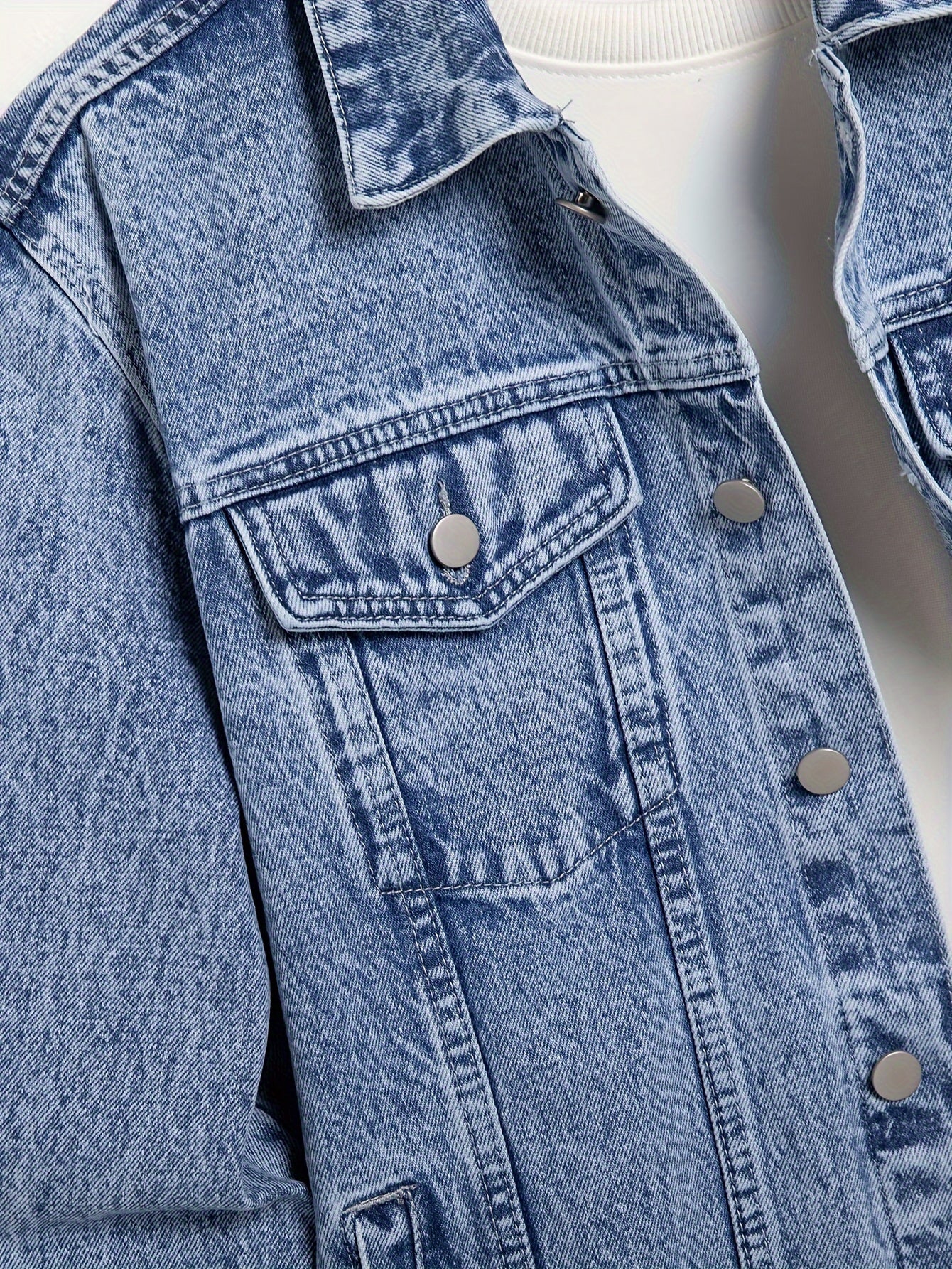 Classic men's denim jacket with turn-down collar, regular fit for spring and autumn.