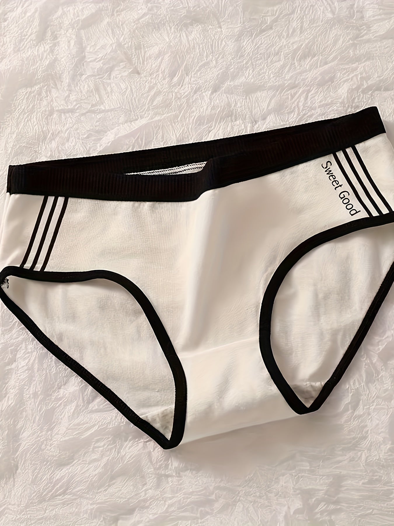 3 pieces of letter graphic briefs with breathable and comfy contrast binding, perfect for women's lingerie and underwear.