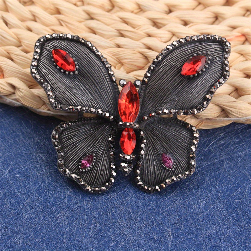 Uslubingizni bu ajoyib Elegant Butterfly Brooch bilan ko'taring, u porloq Rhinestone aksentlari bilan bezatilgan. Ushbu noyob pin har qanday kiyimga, shlyapalarga yoki sumkalarga hashamat qo'shadi. Sizning charm va glamouringizni qo'shish uchun mukammal.