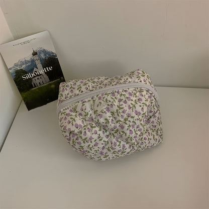 Simple and sweet floral quilted cosmetic bag with large capacity for makeup and skincare. Suitable for both men and women. Fragrance-free and water-resistant.