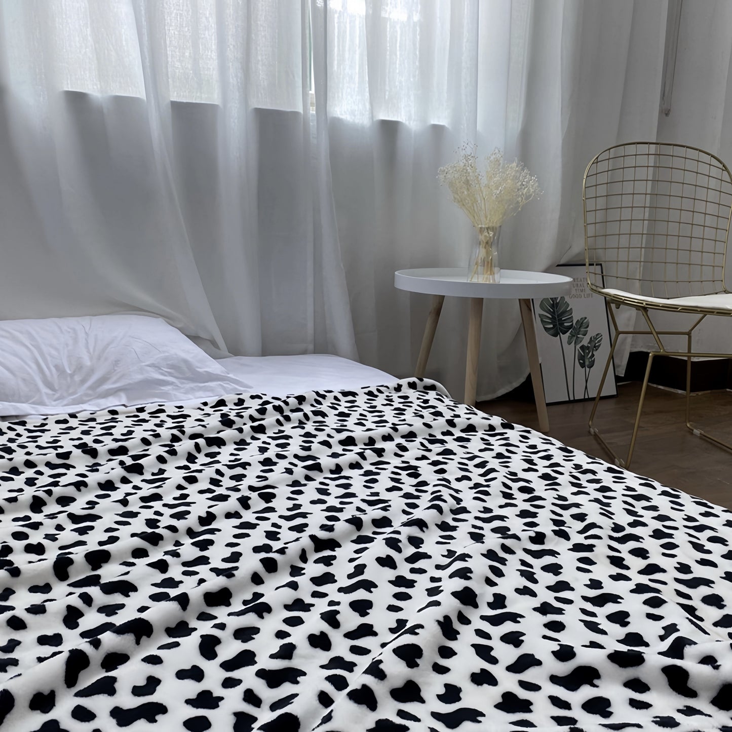 Get cozy with this Cow Printed Flannel Blanket - the perfect gift for a loved one. This double-sided blanket is warm and soft, ideal for snuggling up on the couch, bed, or sofa. It's also great for staying warm while traveling or using as an air