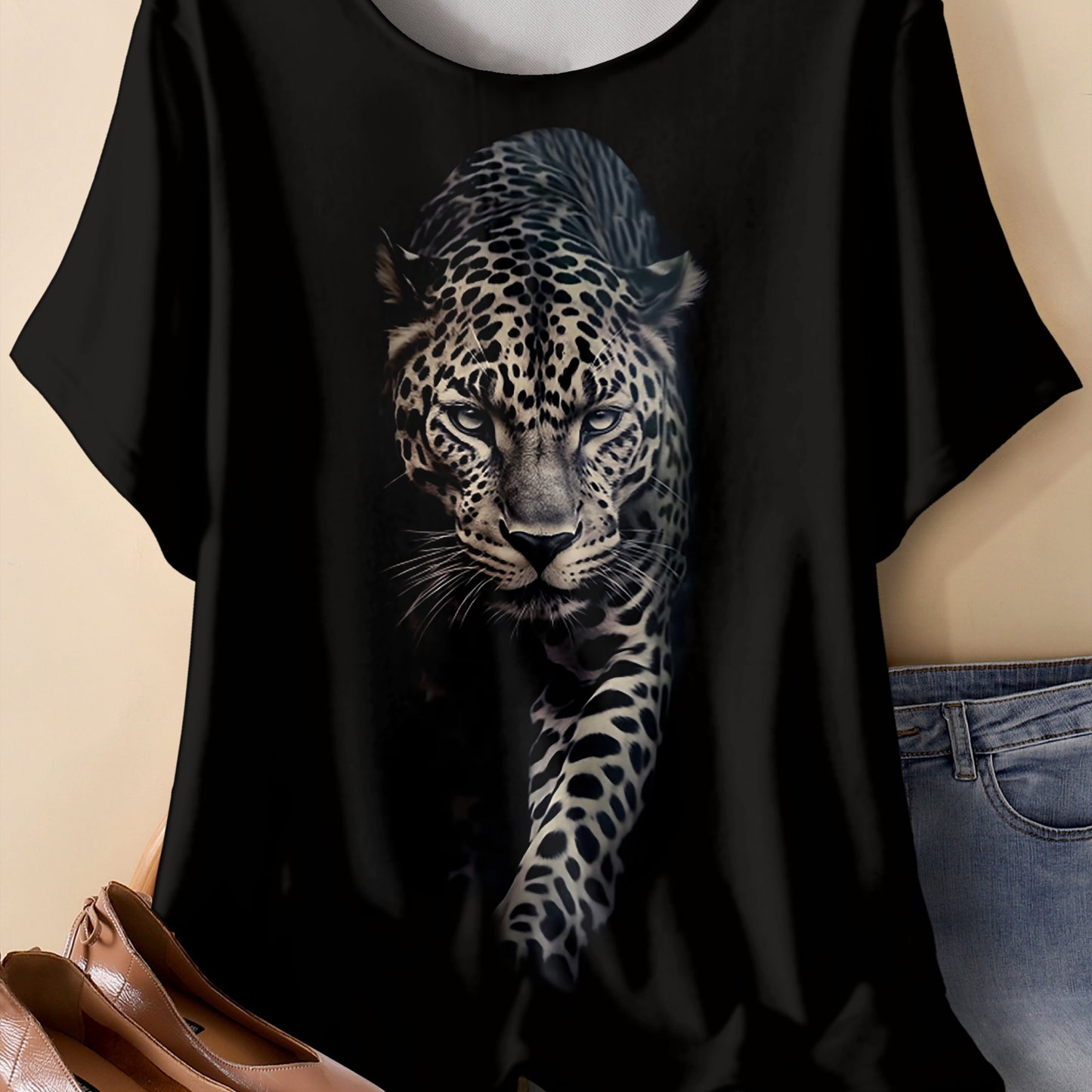 Leopard print T-shirt for plus size women, perfect for spring and summer.