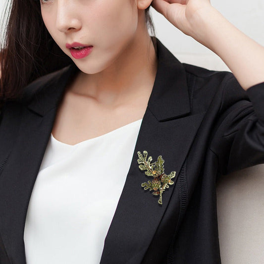 A stylish and luxurious litchi branch brooch pin featuring a unique simulation design in the shape of an irregular floral pattern. Adorned with vintage leaves and sparkling rhinestones, this accessory is perfect for women with a taste for elegance.