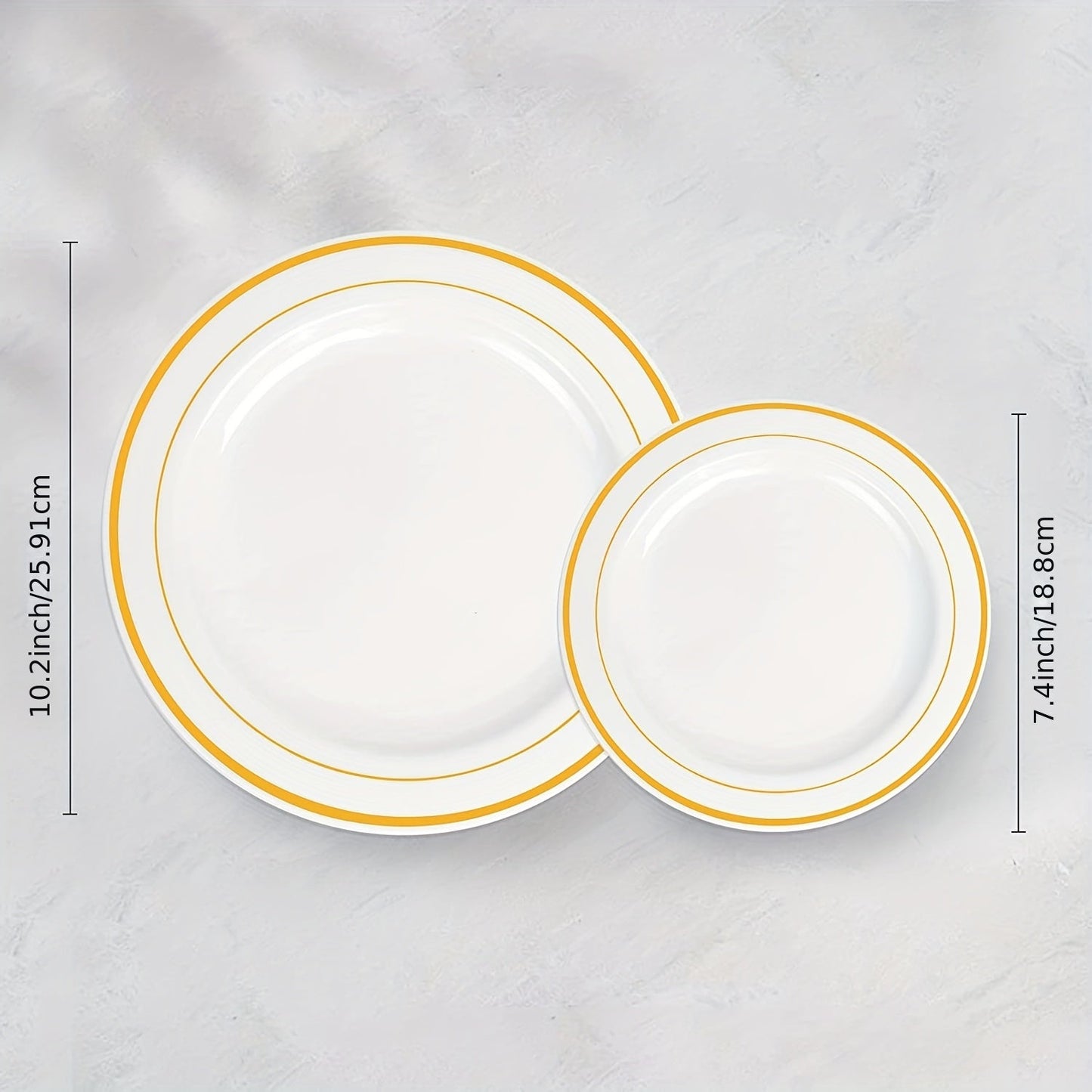 25-50 pieces of golden plastic party plates, measuring 19.05-26.04 cm each. These disposable plates are made of premium heavy-duty plastic, perfect for serving dinner and appetizers at parties and weddings.