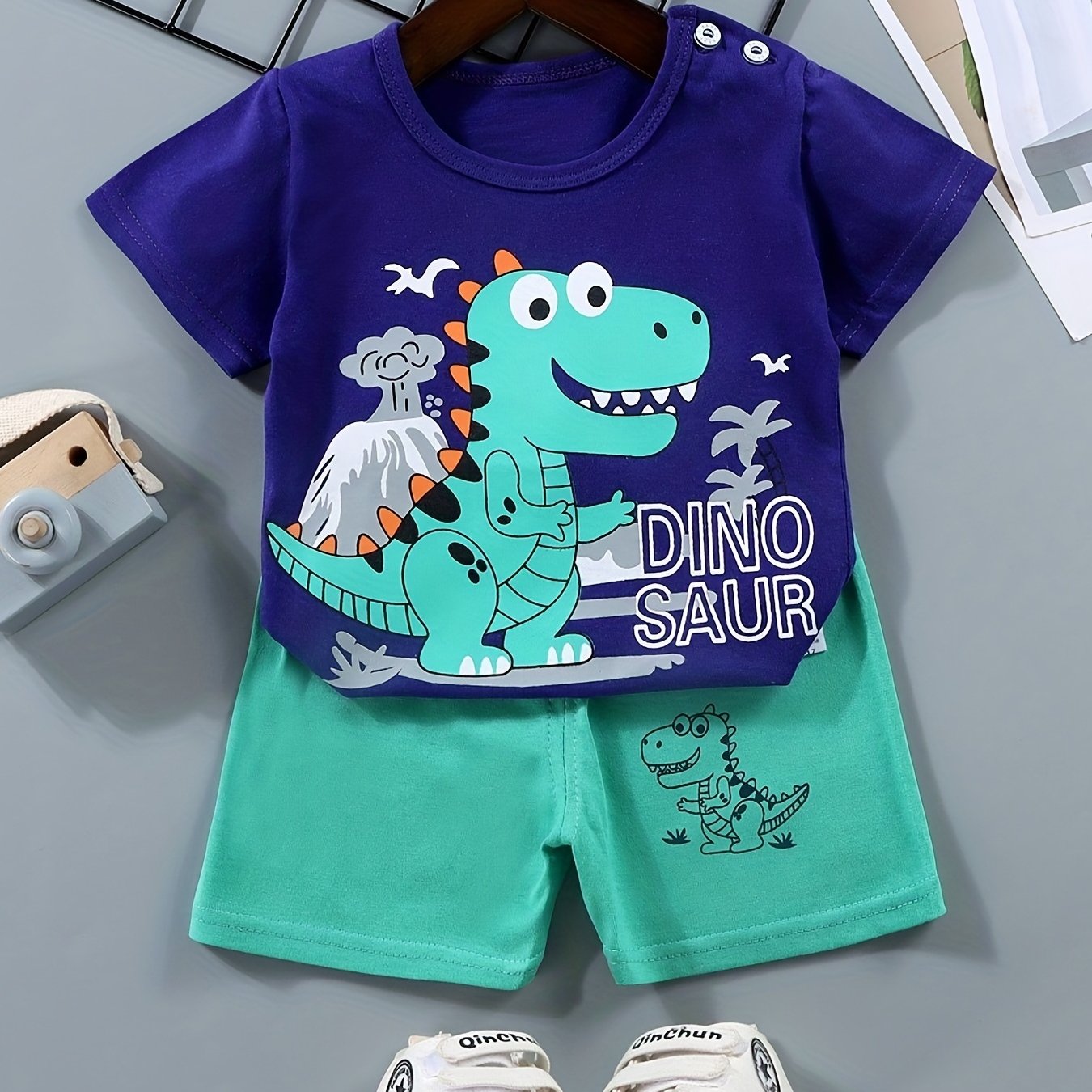 Boys' cotton color block crocodile print tee and shorts set, perfect for daily and outdoor wear in summer.