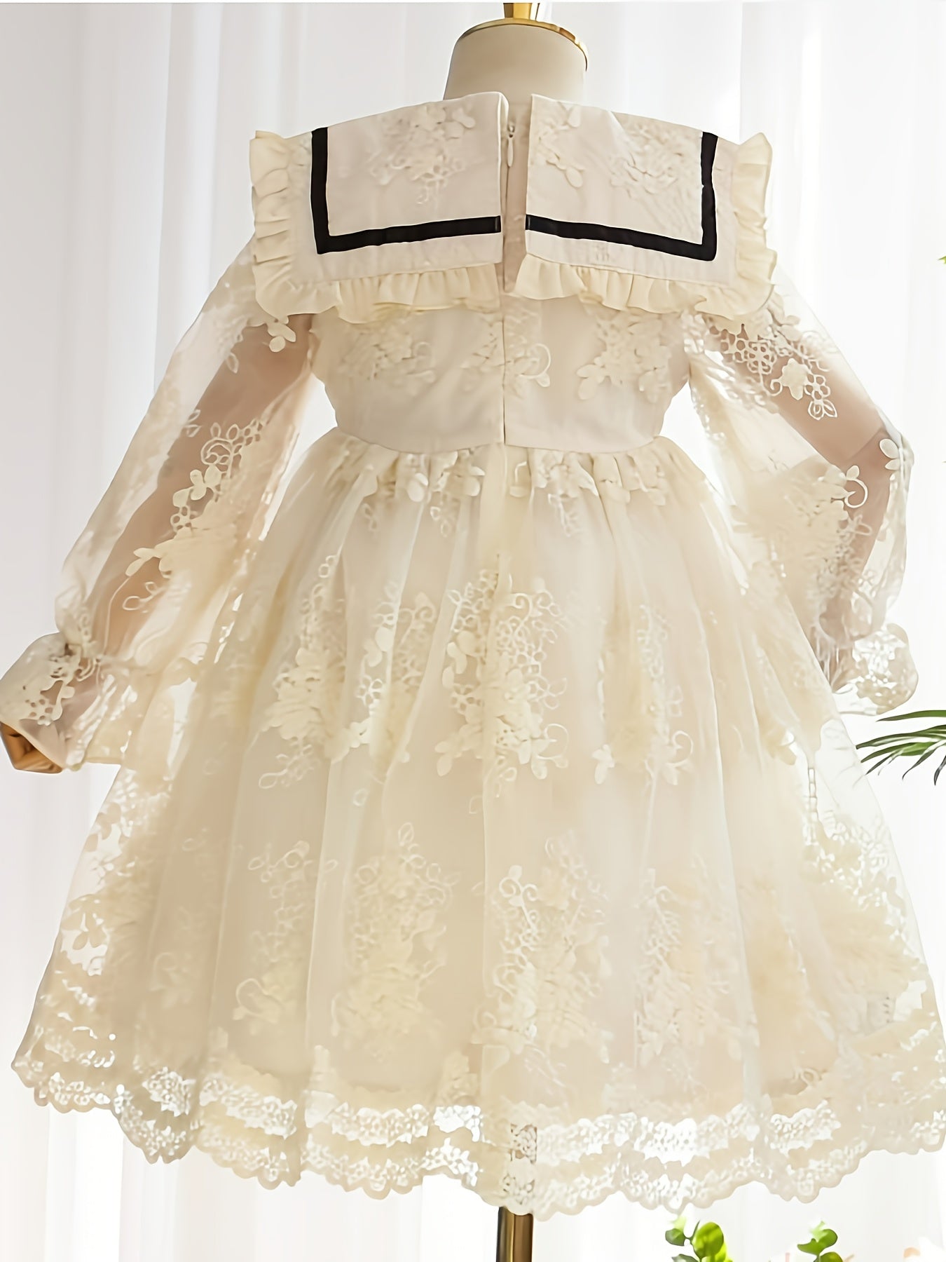 New lace-trimmed princess dress for girls with mesh collar and long sleeves for young children in spring and autumn season.