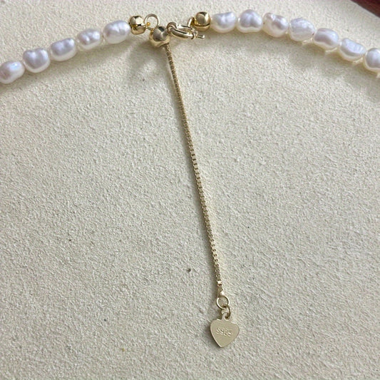 This elegant pendant necklace features a vintage French wheat sheaf design with a 5-6mm baroque pearl. Made of S925 silver, it comes with a 40cm chain and a 4.5cm extension chain for a perfect fit. Presented in a gift box, this necklace is ideal for